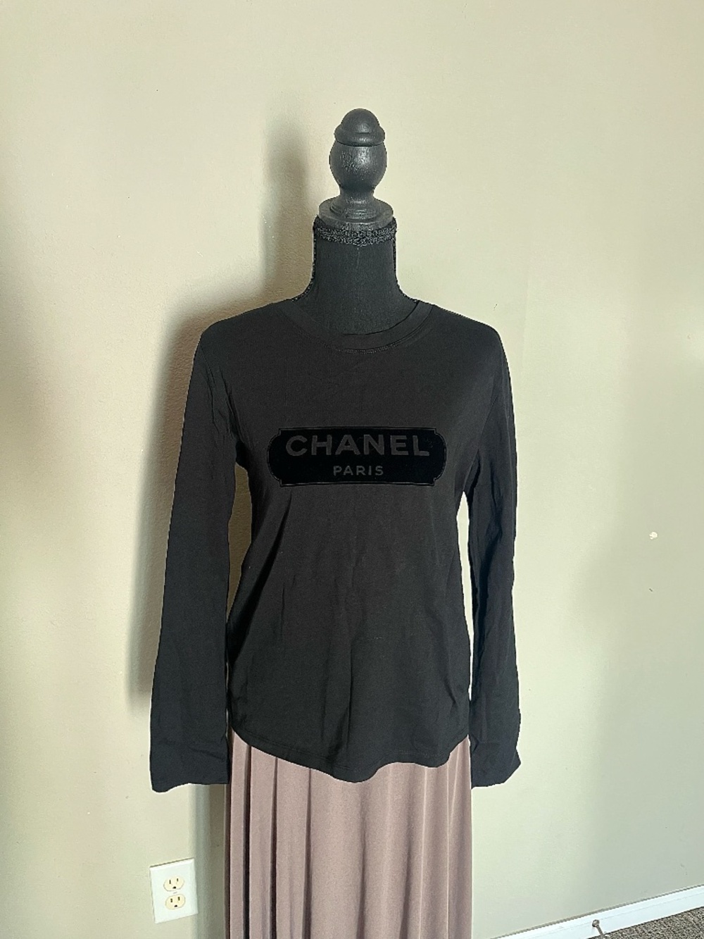 Authentic Chanel Logo Tee - Picture 2 of 8
